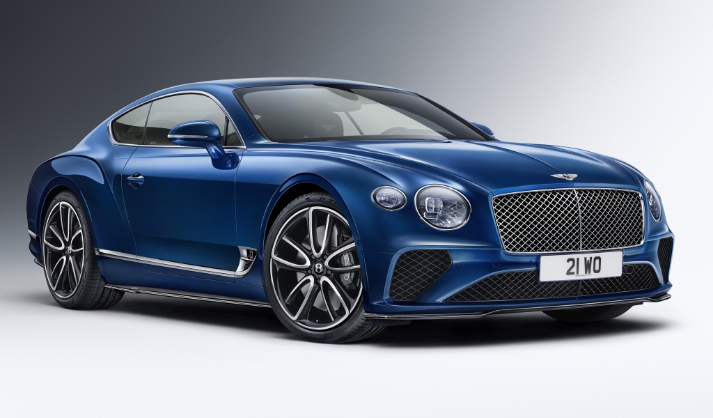 Синий автомобиль Bentley Continental GT Styling 2020 года на сером фоне вид спереди