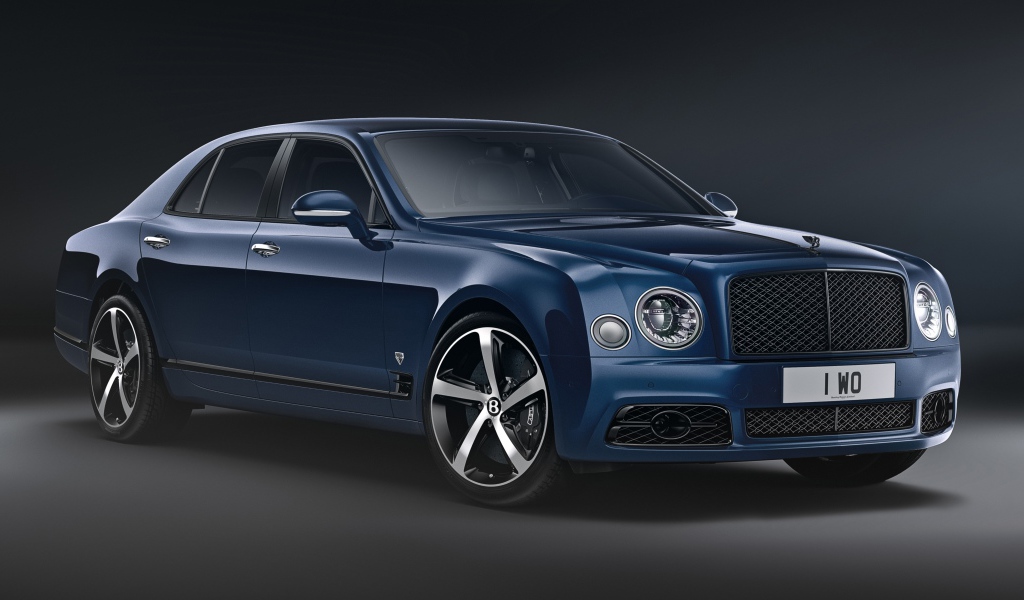 Синий дорогой автомобиль Bentley Mulsanne,  2020 года на сером фоне