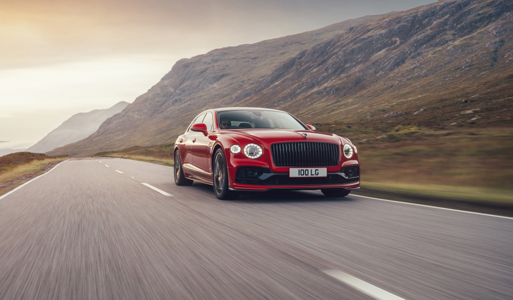Красный автомобиль Bentley Flying Spur V8 2020 года на дороге  