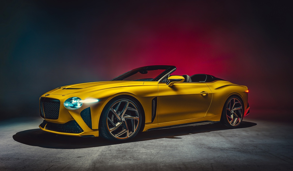 Желтый автомобиль кабриолет Bentley Mulliner Bacalar 2020 года 
