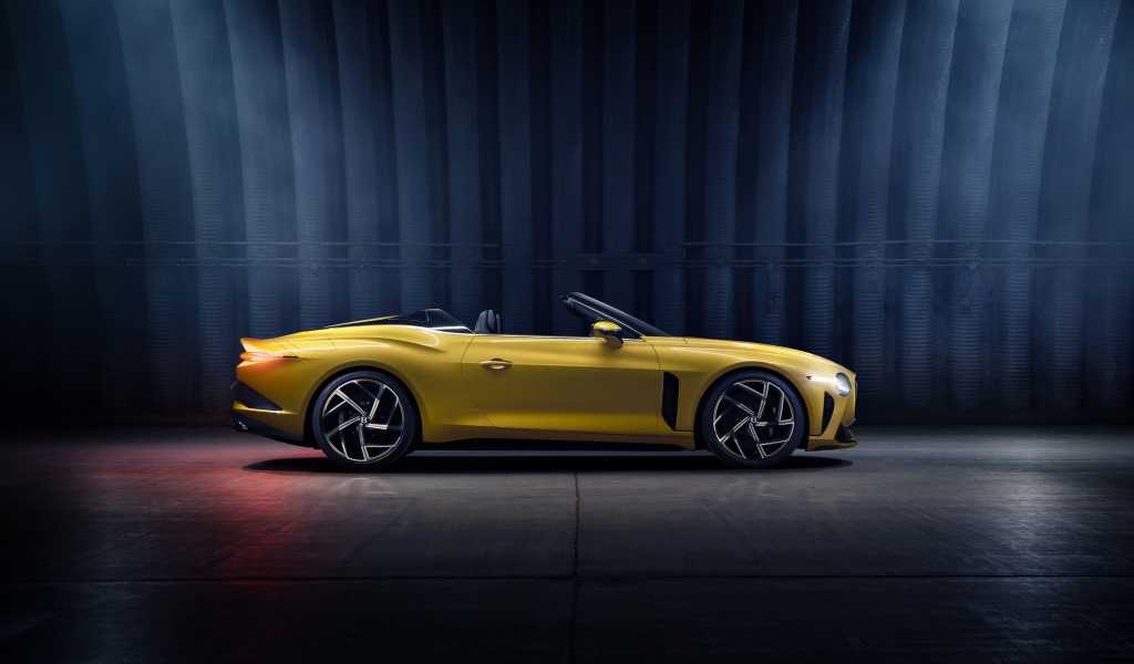 Желтый кабриолет Bentley Mulliner Bacalar 2020 года вид сбоку 