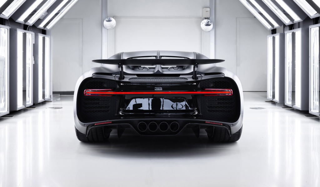 Автомобиль Bugatti Chiron Noire 2020 года вид сзади