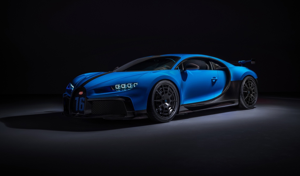 Синий автомобиль Bugatti Chiron Pur Sport 2020 года вид сзади