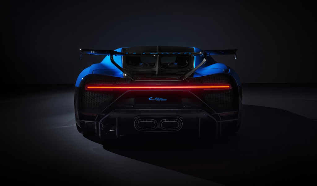 Синий автомобиль Bugatti Chiron Pur Sport 2020 года вид сзади