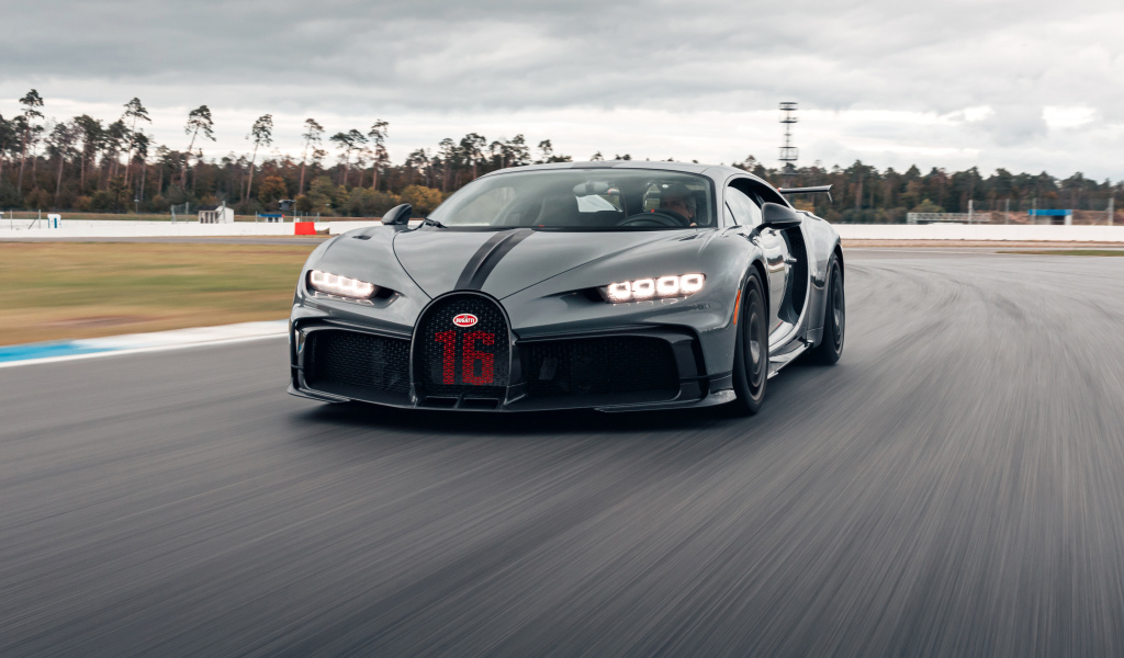 Спортивный Bugatti Chiron Pur Sport 2020 года на трассе