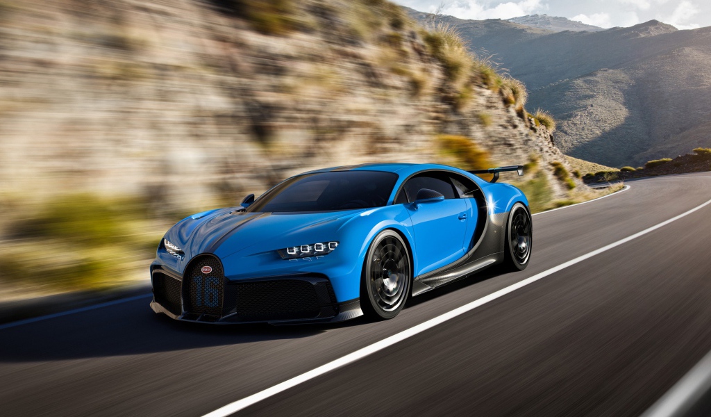 Голубой быстрый автомобиль Bugatti Chiron Pur Sport 2020 года на трассе 