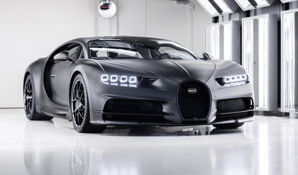 Автомобиль bugatti chiron 2020 года с включенными фарами