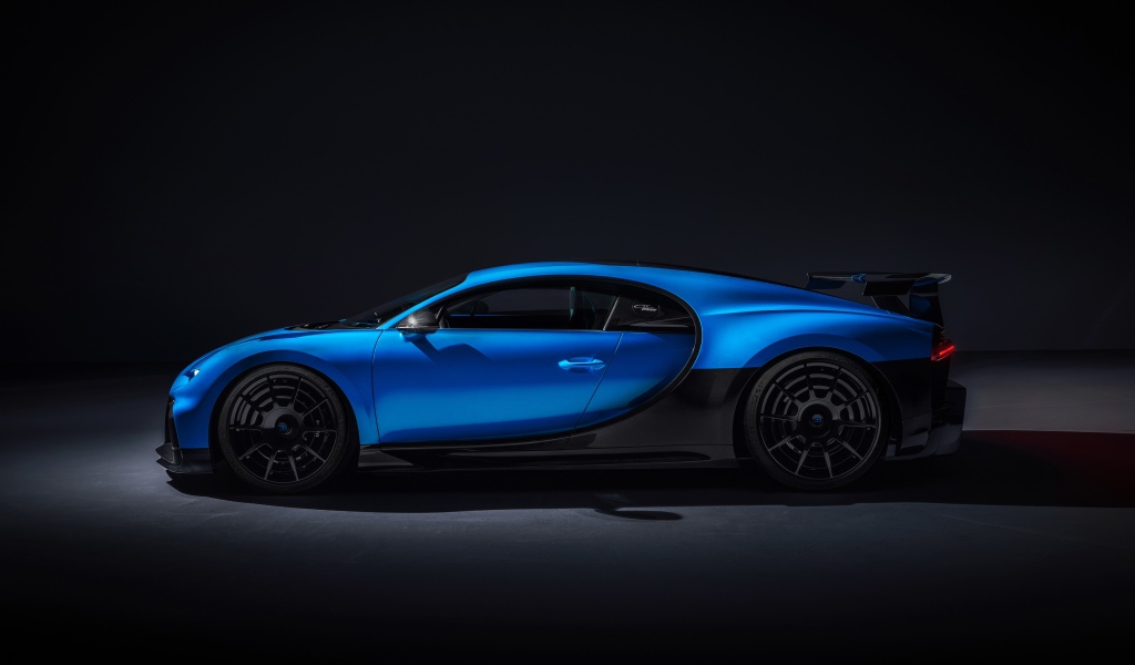 Быстрый автомобиль Bugatti Chiron Pur Sport 2020 года на сером фоне