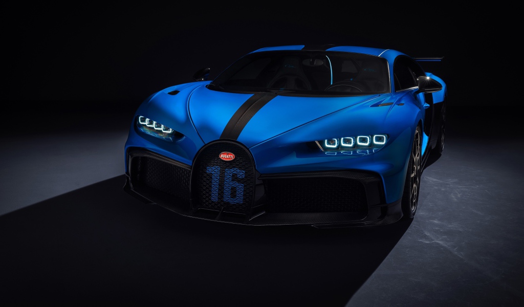 Быстрый дорогой автомобиль Bugatti Chiron Pur Sport 2020 года на черном фоне