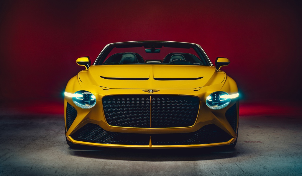 Желтый автомобиль Bentley Mulliner Bacalar 2020 года вид спереди