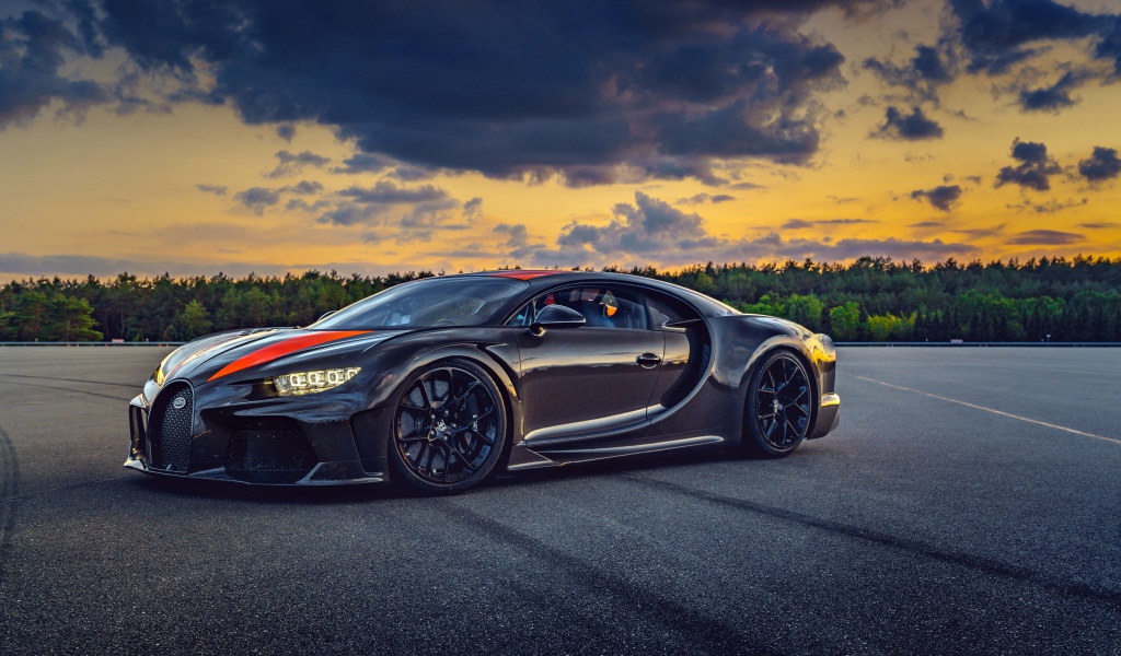 Черный автомобиль Bugatti Chiron 2019  года на фоне неба