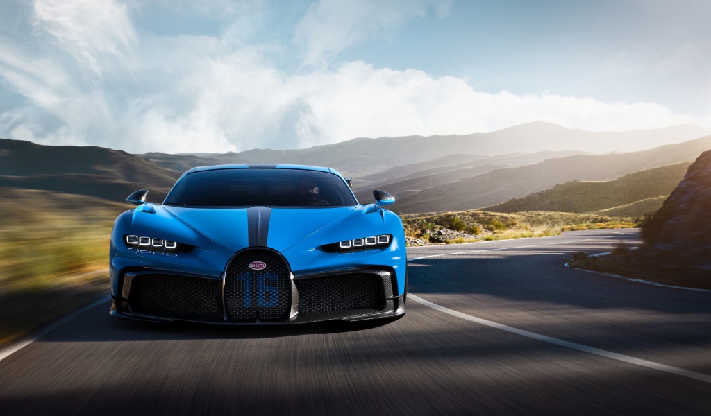 Синий автомобиль Bugatti Chiron Pur Sport 2020 года на трассе в горах 