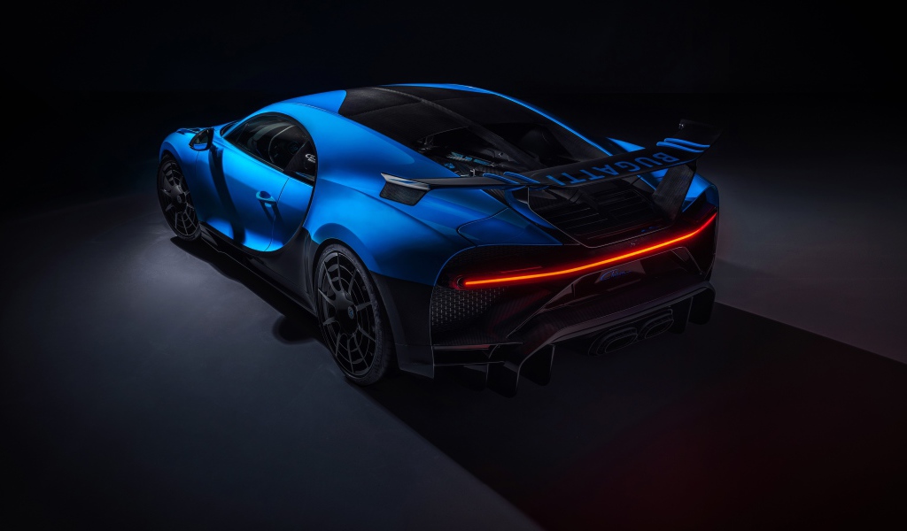 Синий автомобиль Bugatti Chiron Pur Sport 2020 года вид сзади на черном фоне
