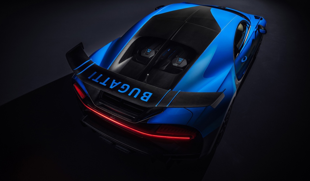 Голубой автомобиль Bugatti Chiron Pur Sport 2020 года вид сверху 