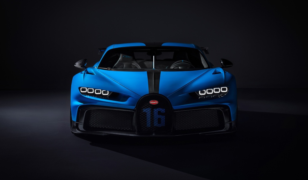 Синий автомобиль Bugatti Chiron Pur Sport 2020 года на черном фоне