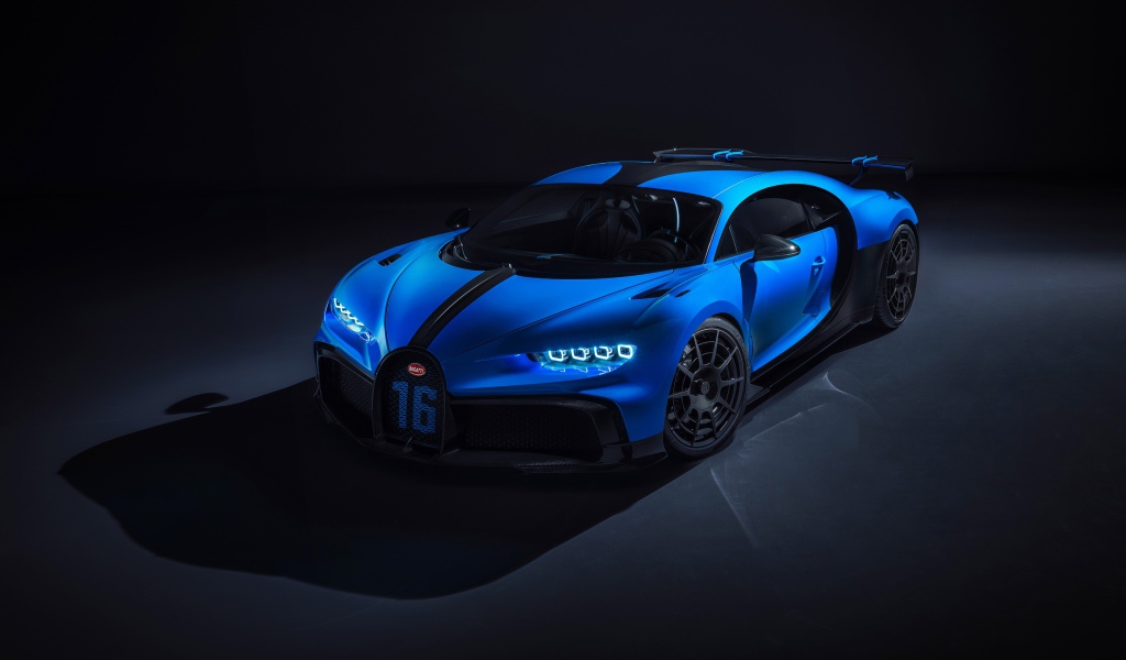 Синий автомобиль Bugatti Chiron Pur Sport 2020 года на сером фоне 