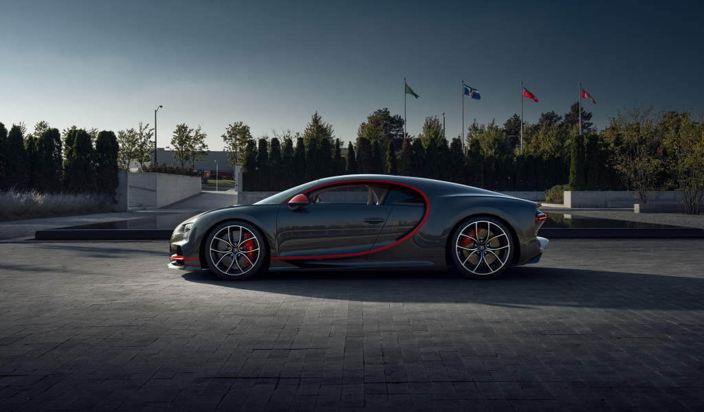 Серый автомобиль Bugatti Chiron CGI в парке