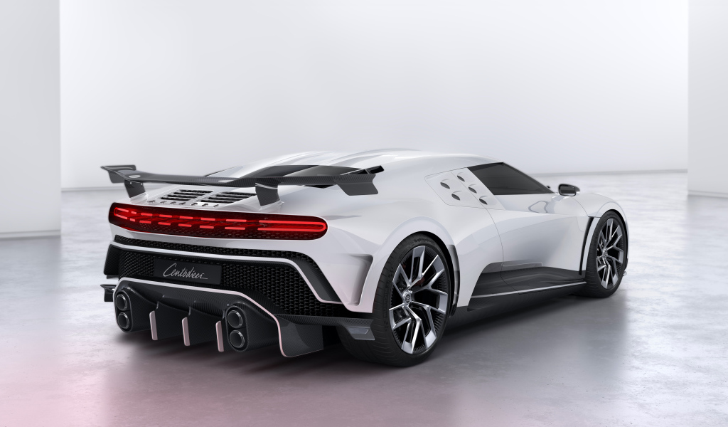 Белый автомобиль Bugatti Centodieci 2019 года вид сзади 