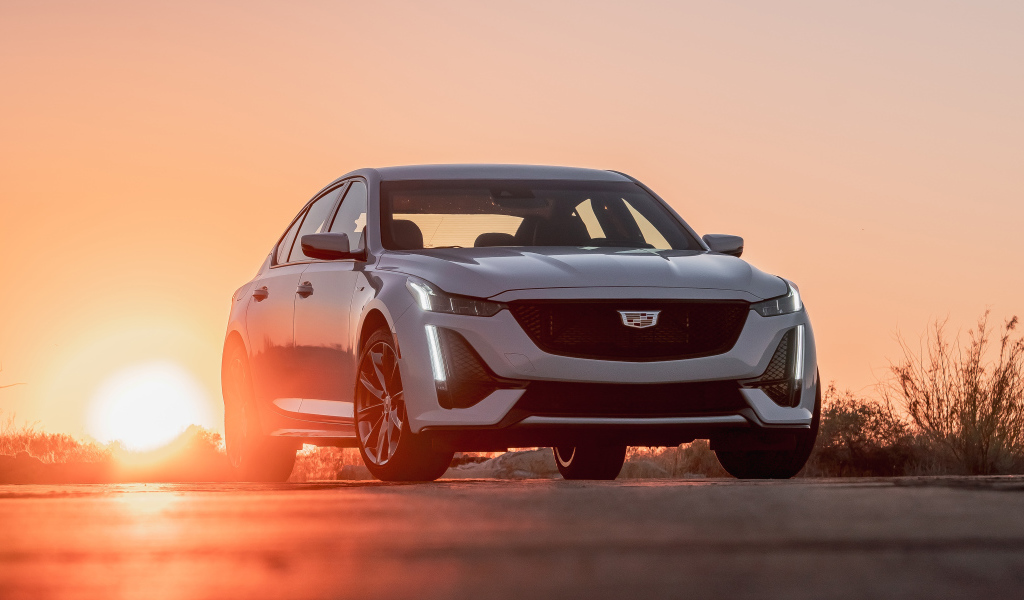 Автомобиль Cadillac CT5-V, 2020 года на фоне заката