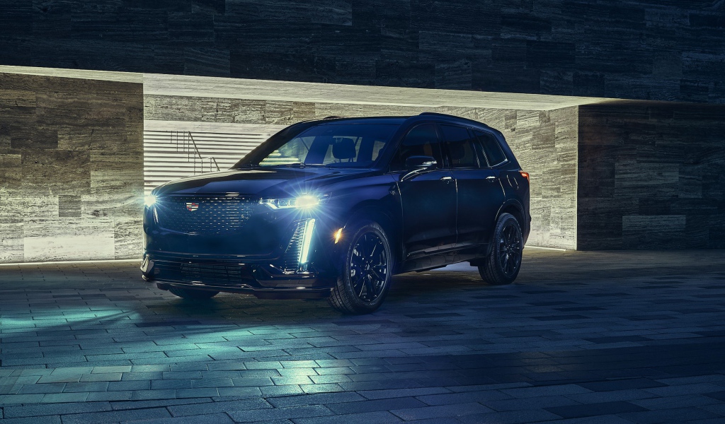 Черный кадилак Cadillac XT6 Midnight Edition 2020 года с включенными фарами 