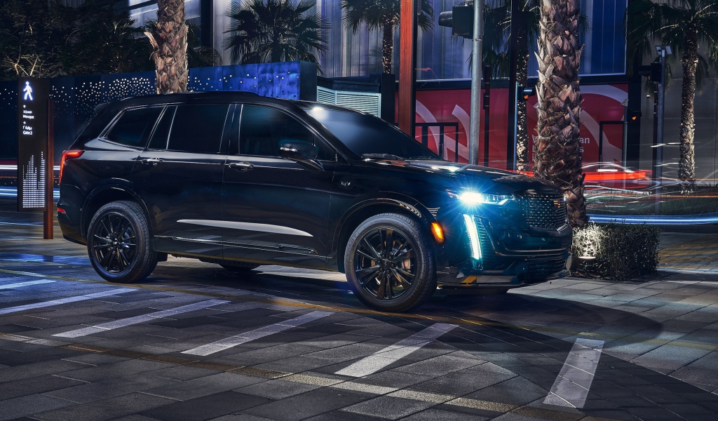 Большой черный Cadillac XT6 Midnight Edition 2020 года на ночной улице 