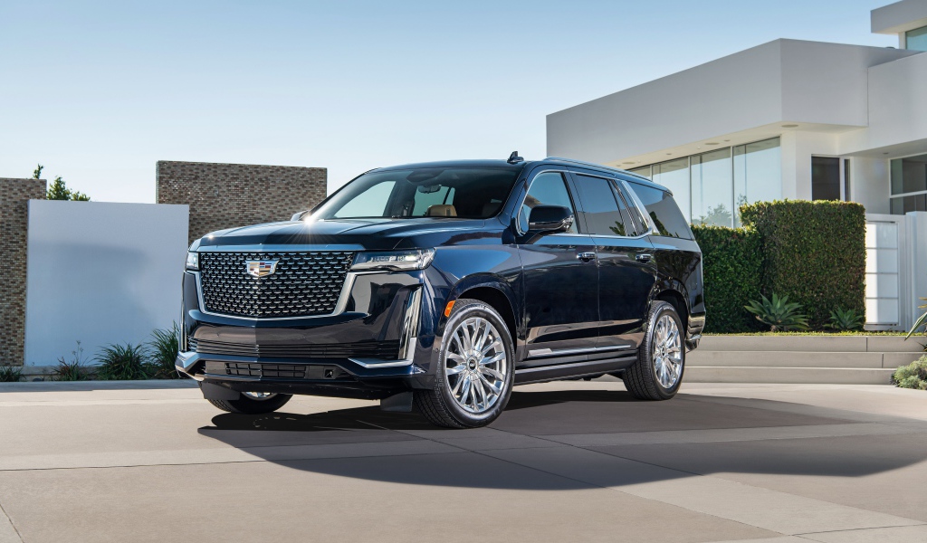 Большой дорогой Cadillac Escalade, 2021 года у дома