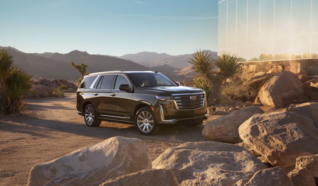 Черный внедорожник  Cadillac Escalade Platinum Luxury, 2021 года у камней