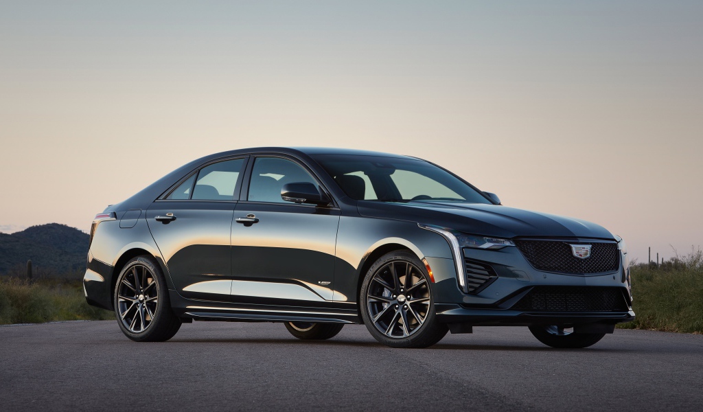 Автомобиль  Cadillac CT4-V, 2020 года на дороге 