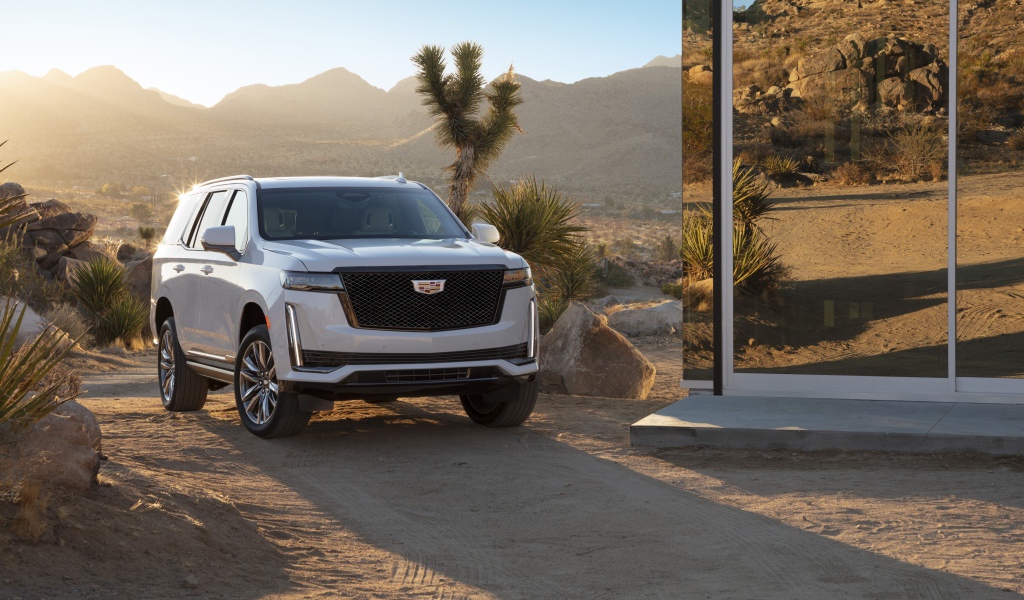 Внедорожник  Cadillac Escalade Platinum Sport, 2021 года у зеркального здания