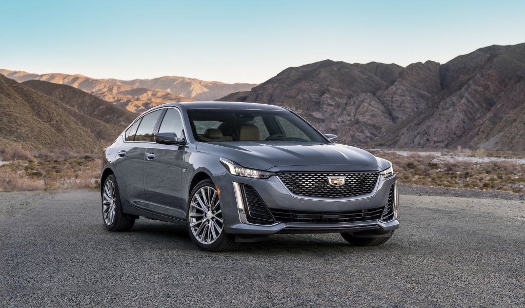 Серебристый автомобиль Cadillac CT5 Premium, 2020 года на фоне гор 