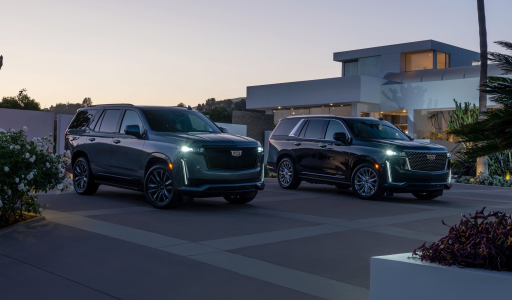 Два дорогих автомобиля  Cadillac Escalade, 2021 года у дома