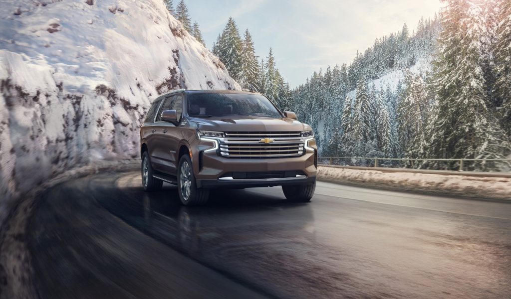 Внедорожник Chevrolet Suburban на фоне заснеженного леса, 2021 года