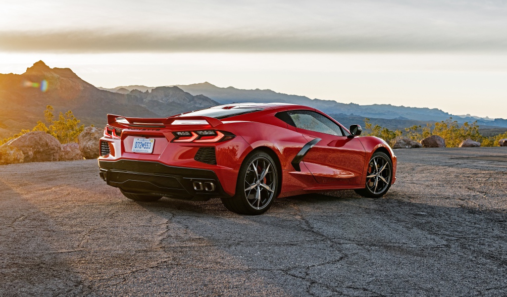 Красный автомобиль  Chevrolet Corvette Stingray Z51, 2020 года в лучах солнца