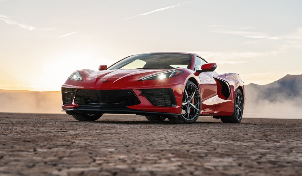 Красный автомобиль  Chevrolet Corvette Stingray Z51, 2020 года с включенными фарами