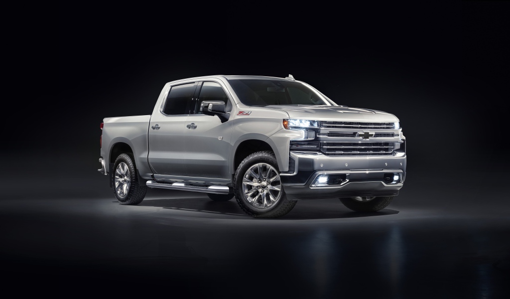 Серебристый автомобиль Chevrolet Silverado 1500 LTZ Z71 Premium Edition 2020 года на черном фоне