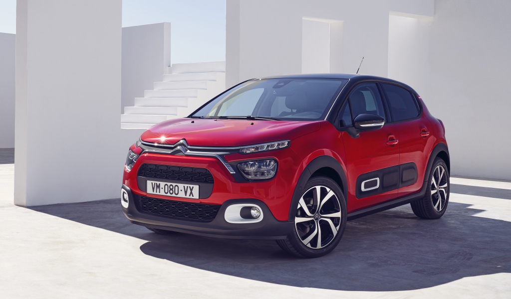 Красный внедорожник Citroen C3, 2020 года в лучах солнца