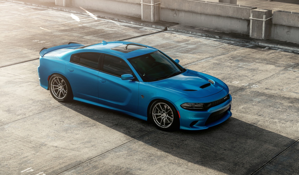 Синий автомобиль Dodge Charger SRT Hellcat 