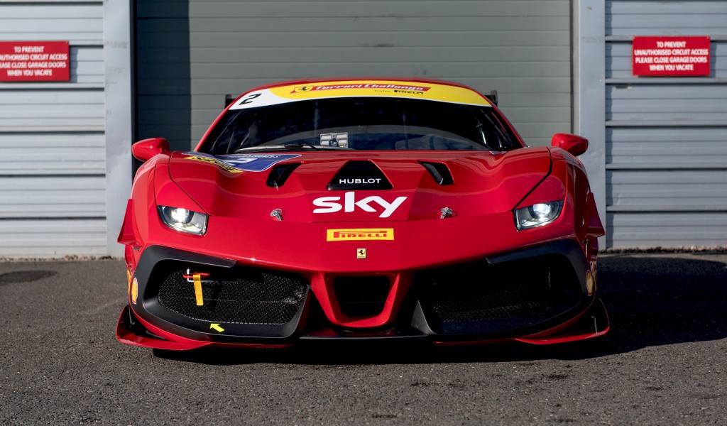 Гоночный автомобиль Ferrari 488 Challenge Evo 2020 года 