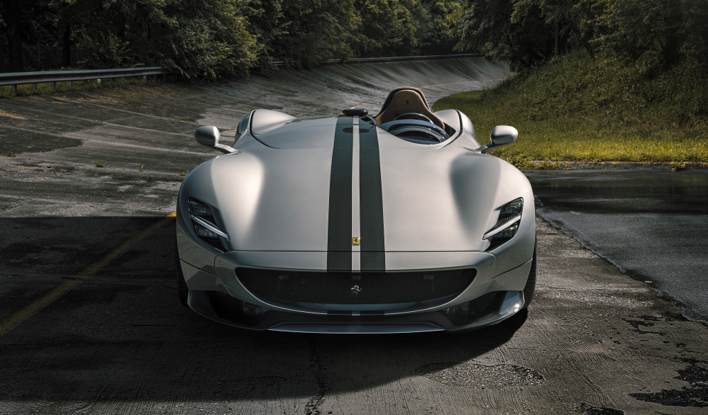 Серебристый кабриолет  Ferrari Monza SP1 2020 года на мокрой трассе 