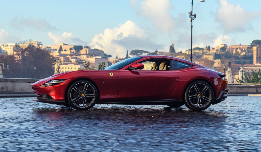 Красный автомобиль Ferrari Roma 2020 года в городе 