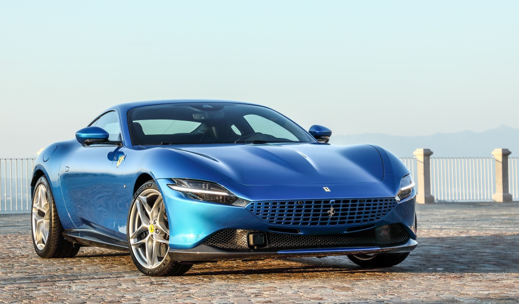 Синий быстрый автомобиль Ferrari Roma 2021 года 