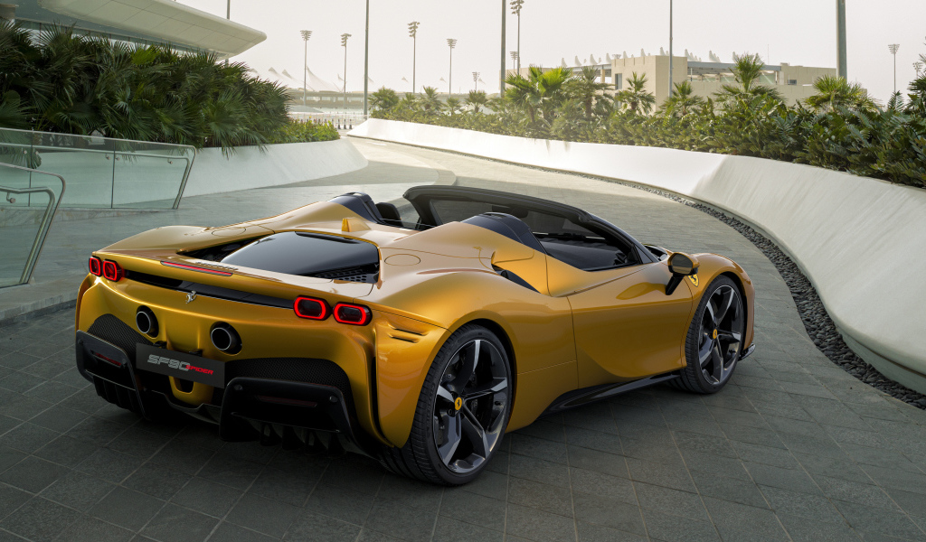Автомобиль Ferrari SF90 Spider 2021 года цвет золотистый металлик
