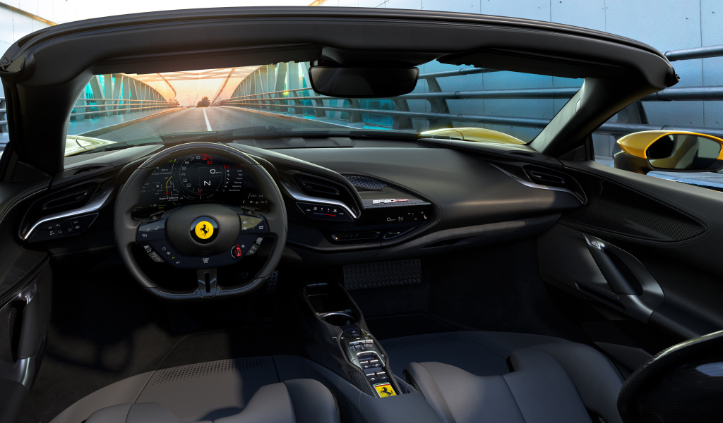 Черный салон автомобиля Ferrari SF90 Spider 2021 года