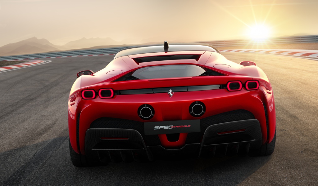 Быстрый автомобиль Ferrari Stradale SF90 на фоне яркого солнца 