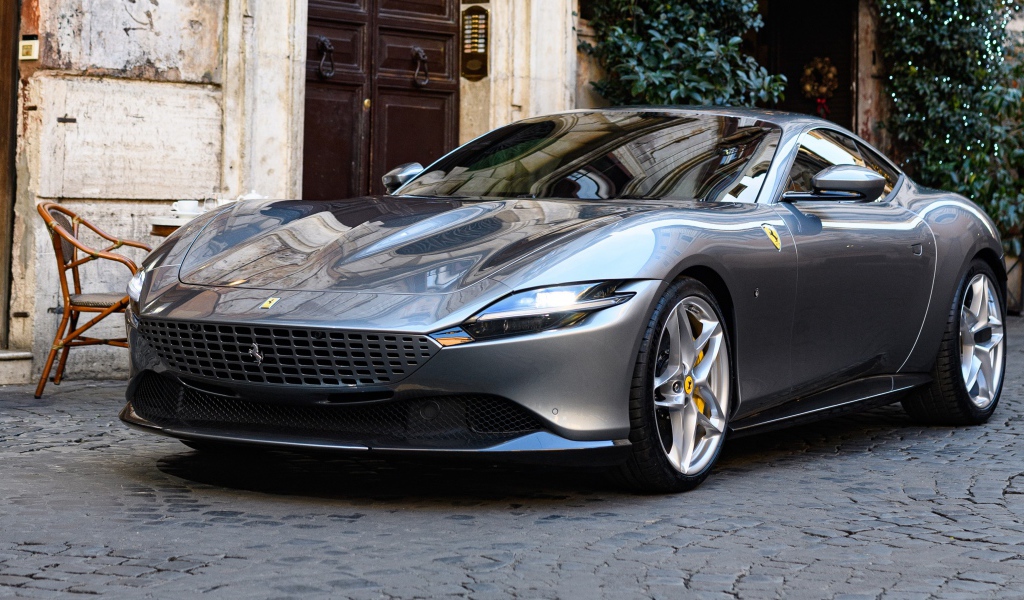 Серебристый автомобиль Ferrari Roma 2020 года 