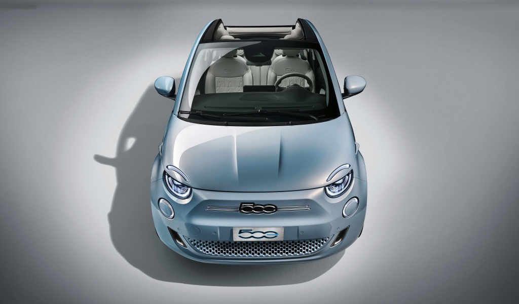 Кабриолет Fiat 500, 2020 года на сером фоне 