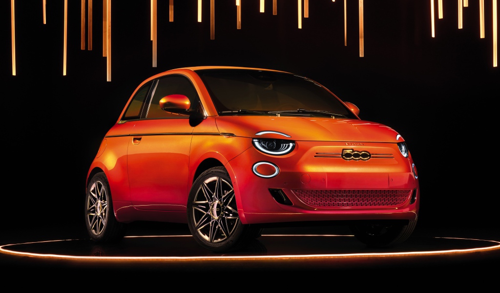 Оранжевый миниатюрный автомобиль Fiat B500 MAI TROPPO By Bvlgari 2020 года 