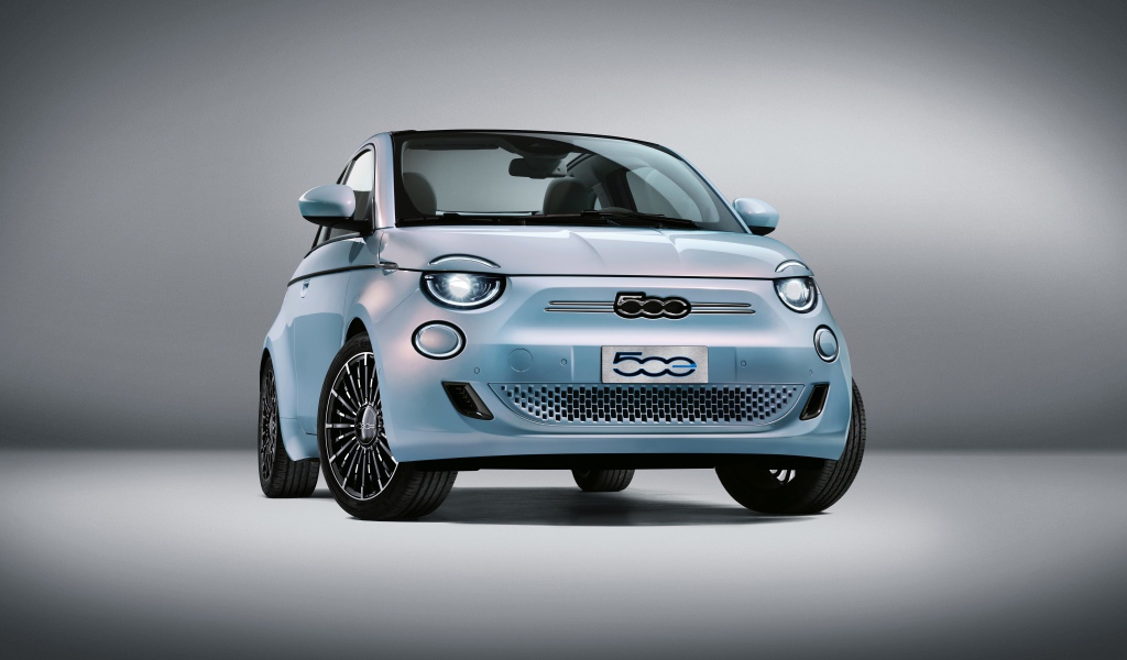 Маленький автомобиль Fiat 500 La Prima France Cabrio 2020 года на сером фоне