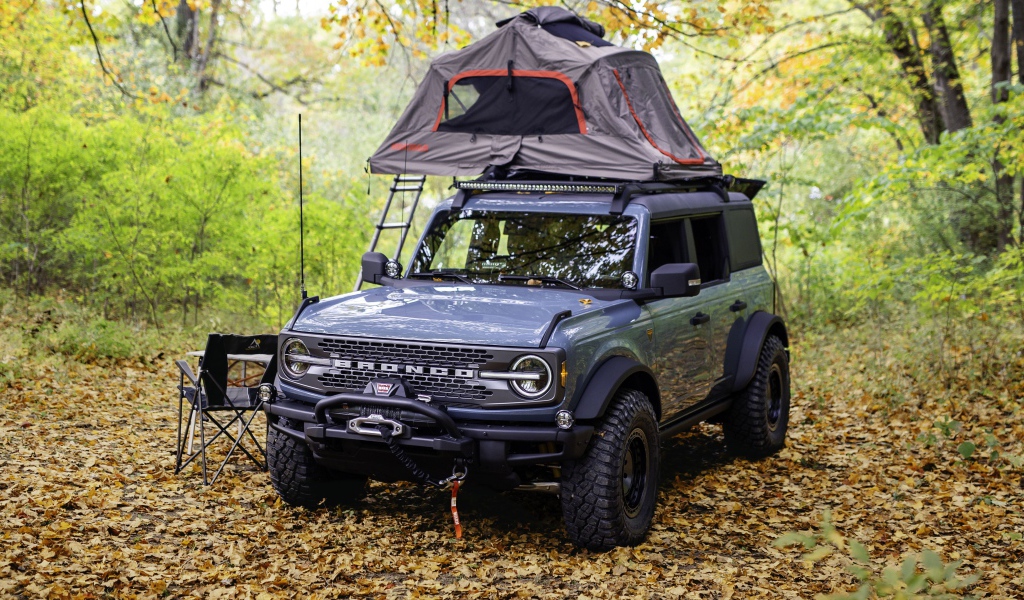 Внедорожник Ford Bronco Overland Concept 2020 года в лесу с палаткой 