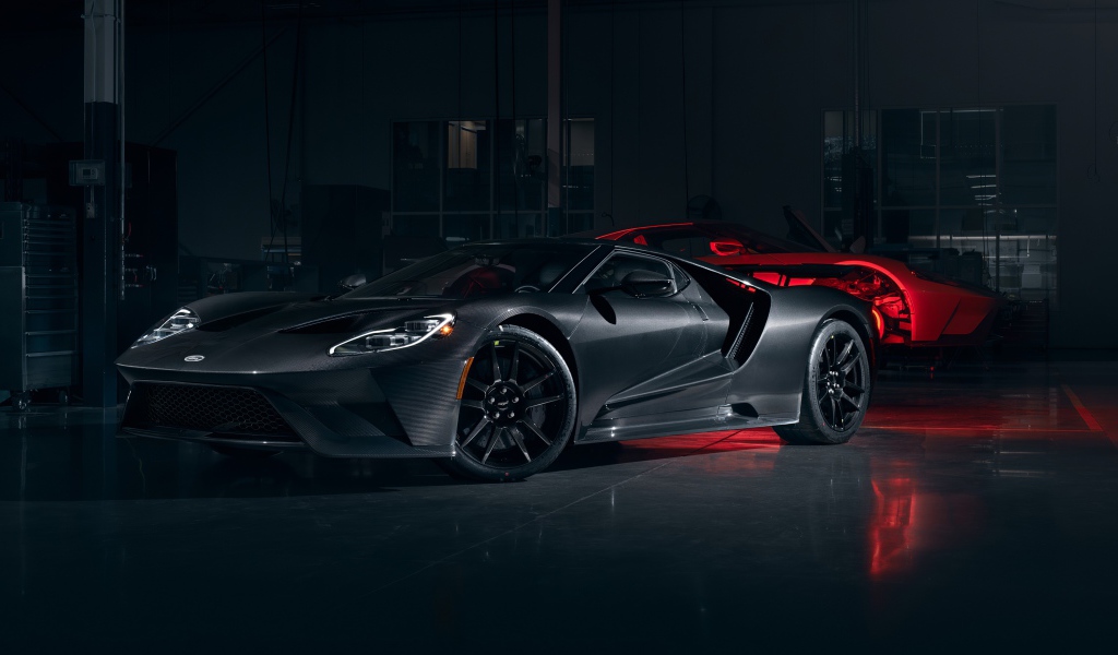 Спортивный автомобиль Ford GT 2020 года в гараже 